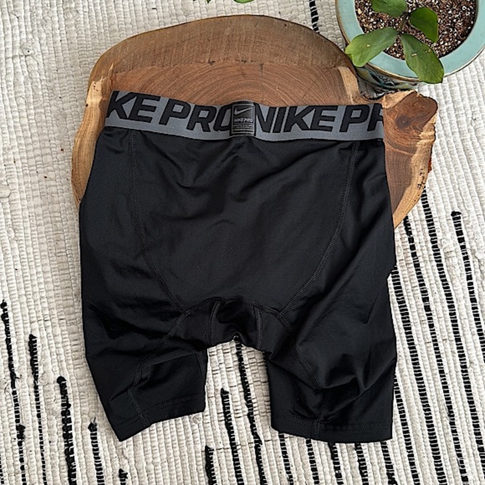Nike - Picture 4 of 10